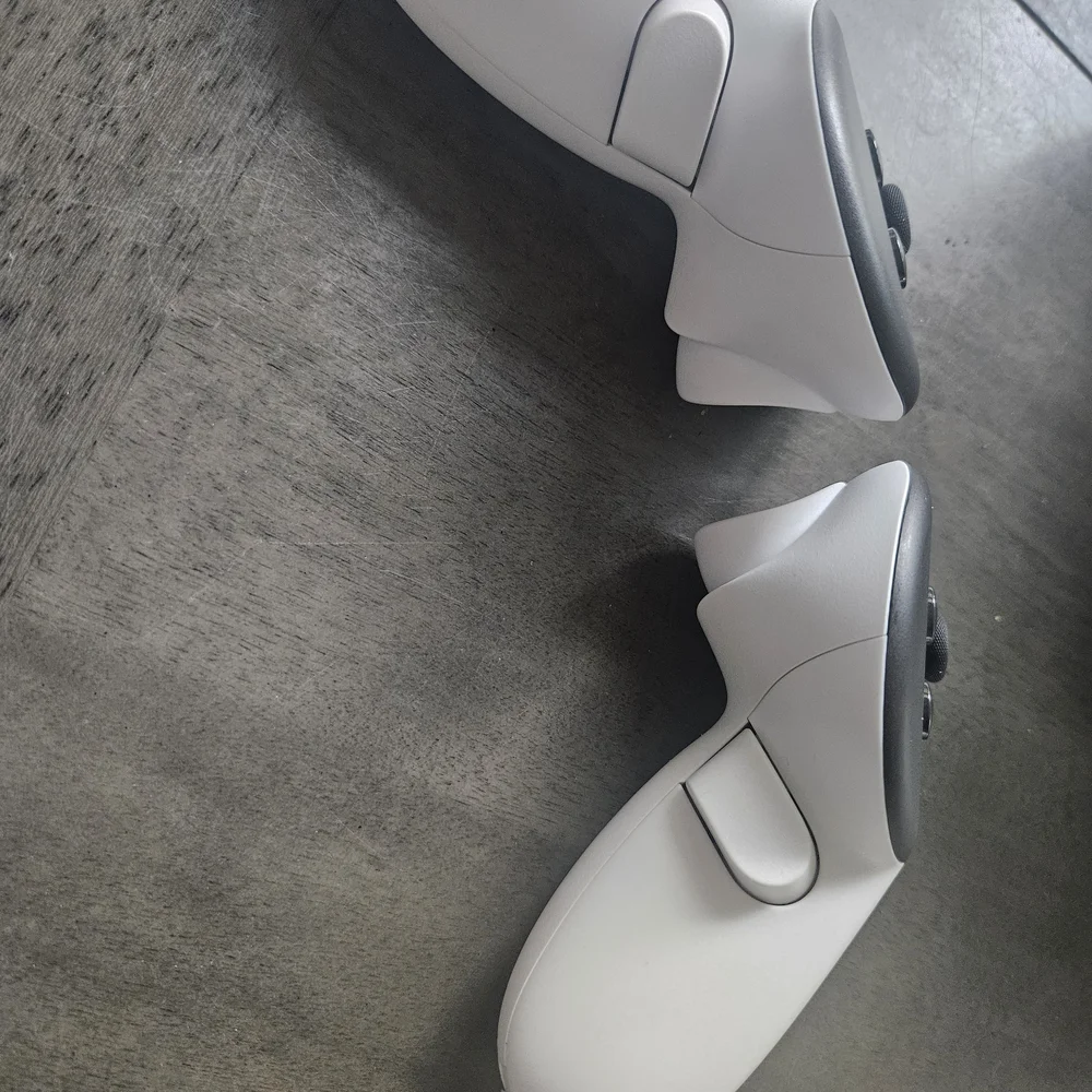 VR Headset with Controllers - White